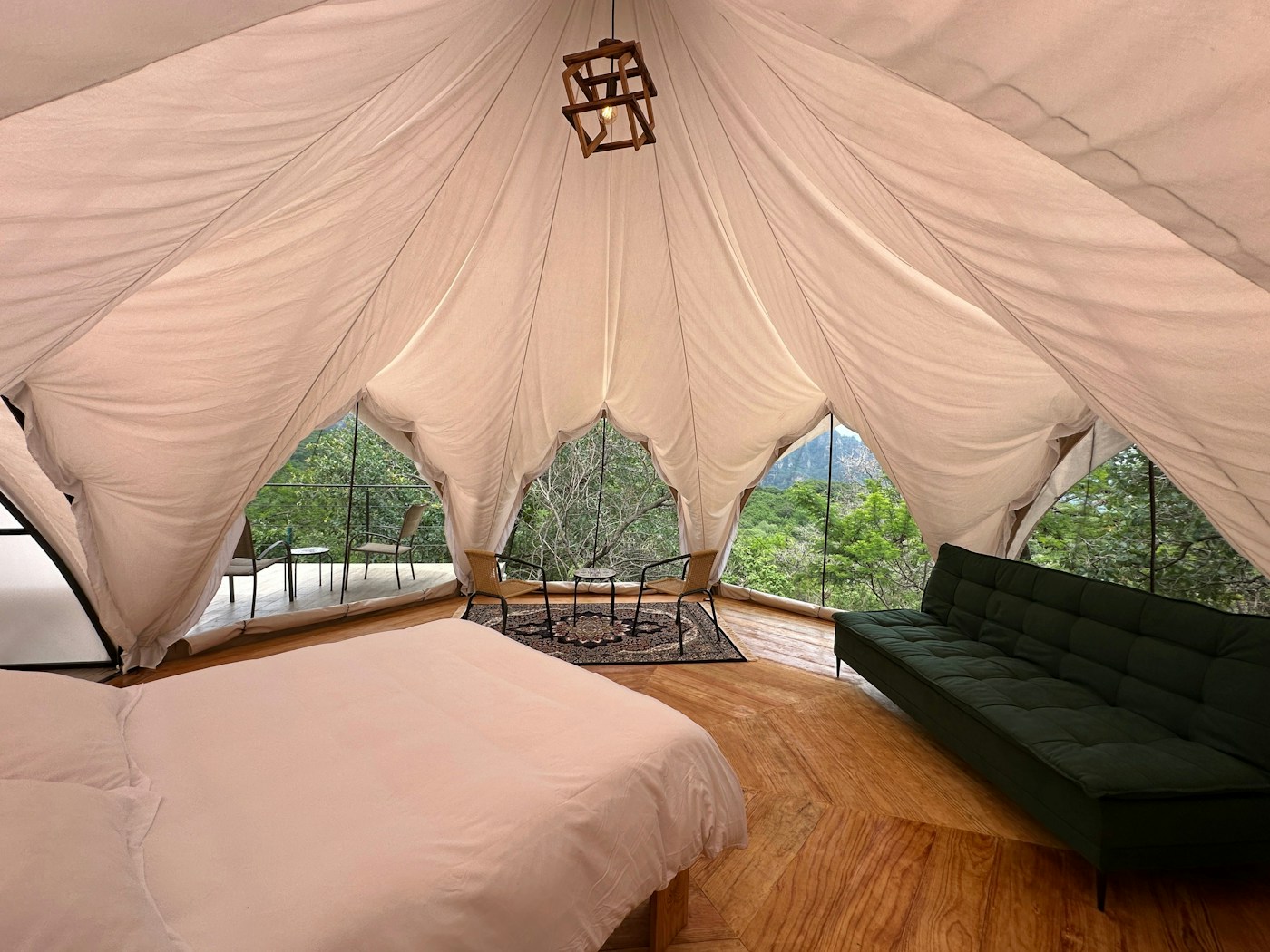 Interior de Luxury Tents con ventanales hacia el bosque de Tepoztlán