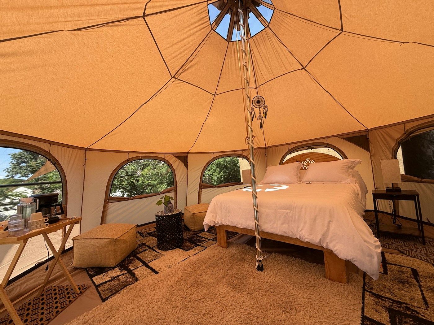 Interior cálido de la Mountain Tent Mandala rodeada de bosque