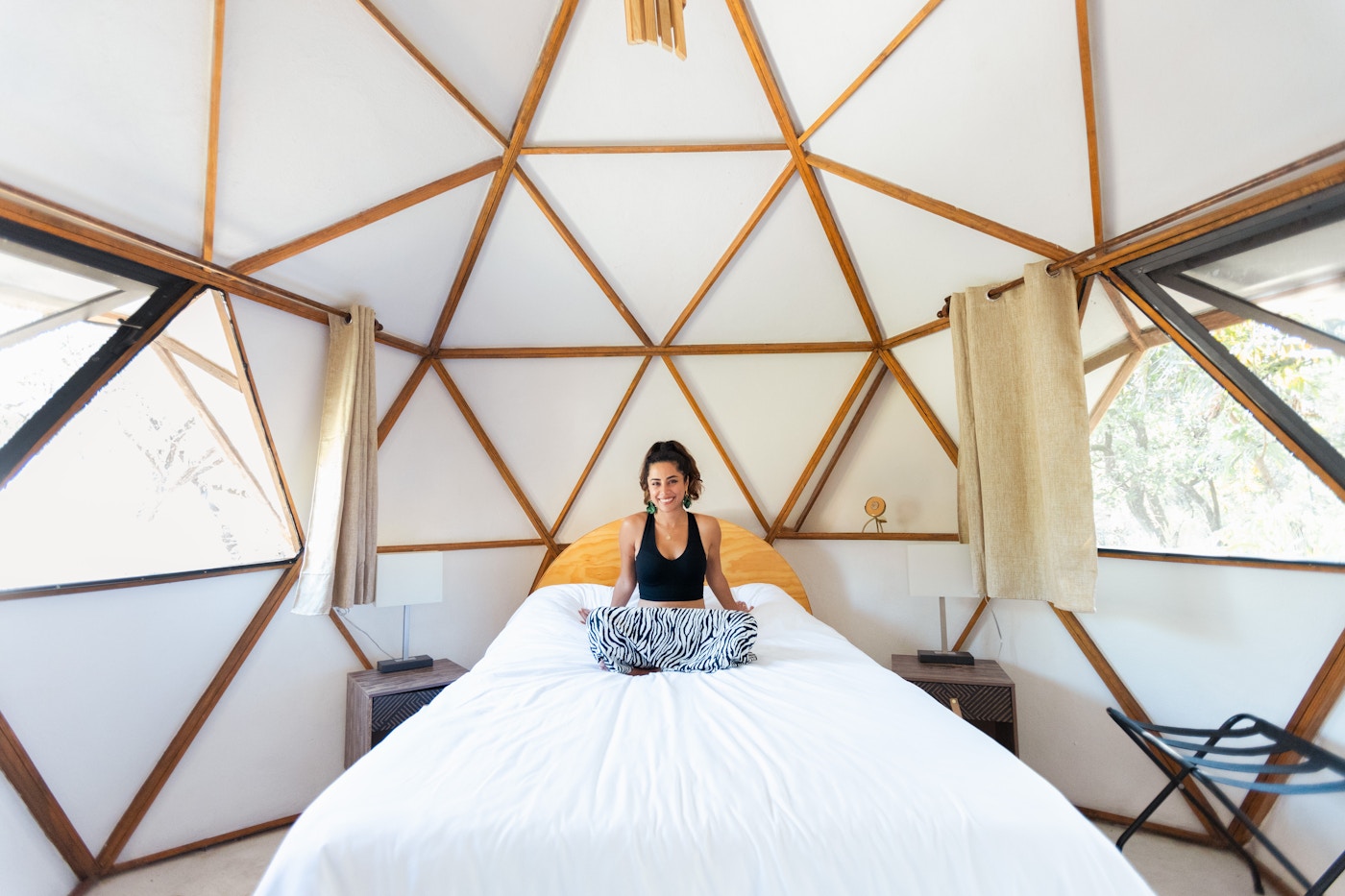 Geodomo Merkaba con una huésped meditando sobre la cama