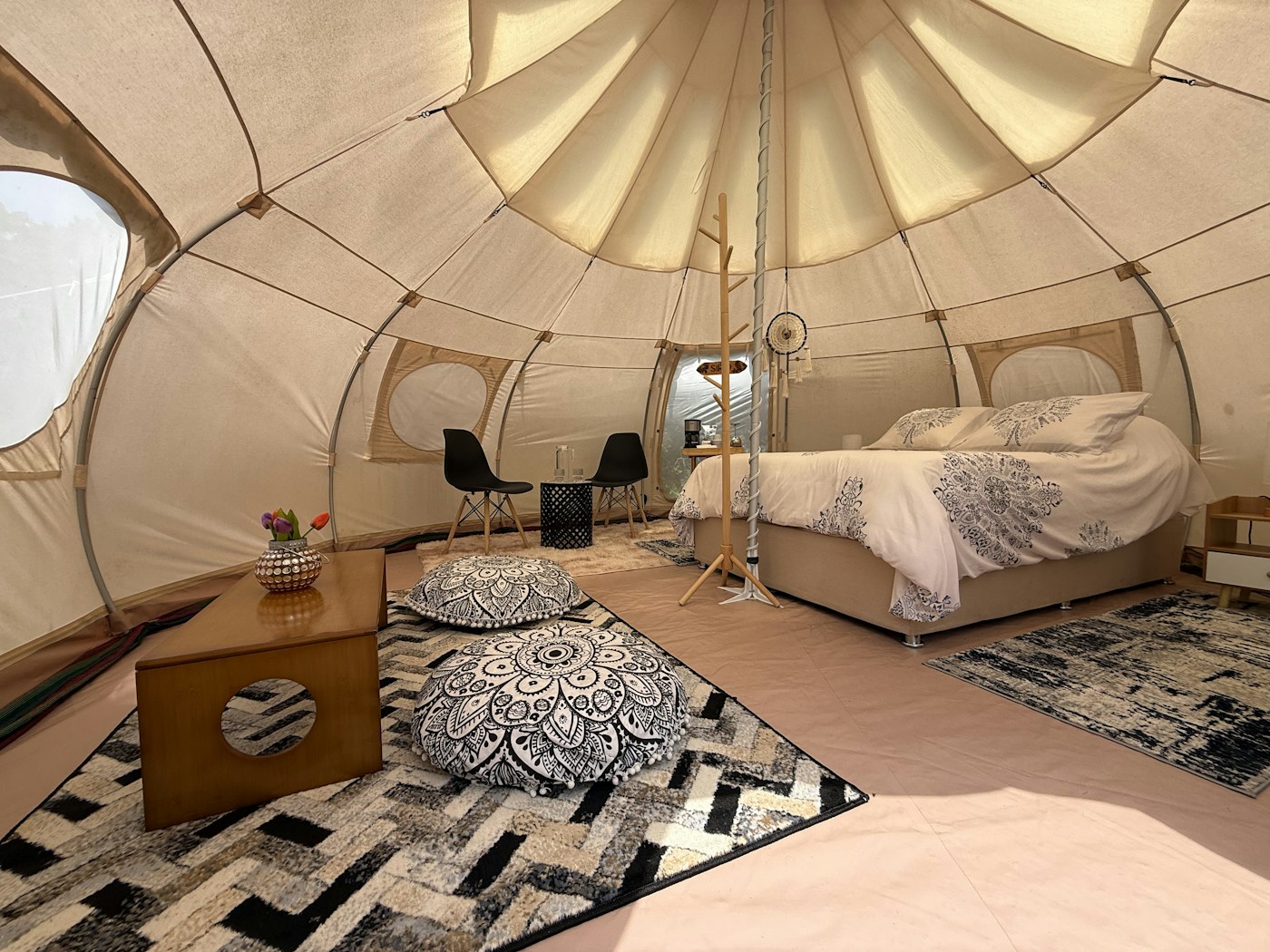 Interior de Mountain Tent Sirio con cama y detalles de mandala